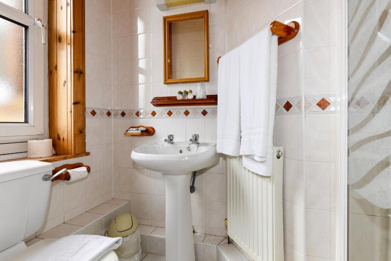Quadruple Room with Shower image 2