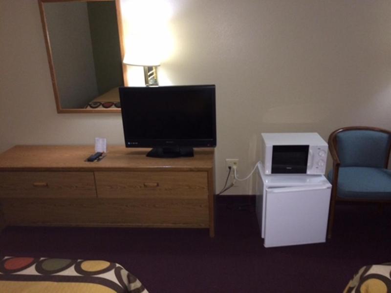Queen Room with Two Queen Beds and Roll-in Shower - Mobility Accessible/Non-Smoking image 2