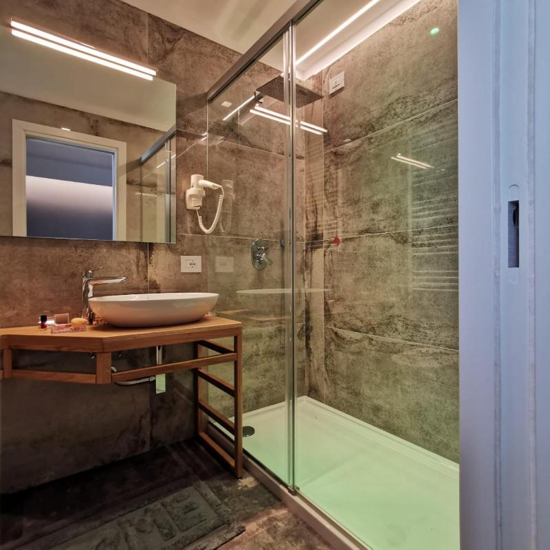 J Luxury Home - image 32