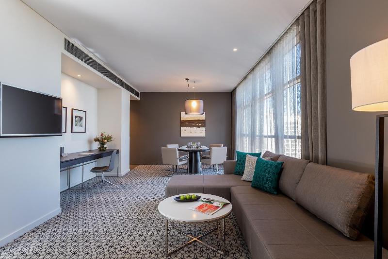Deluxe One-Bedroom Suite image 3