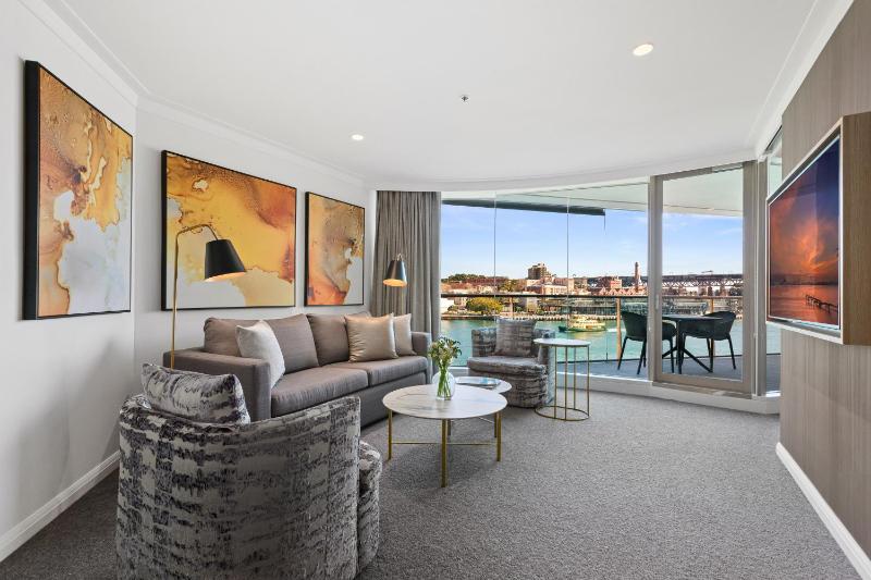 Deluxe One-Bedroom Apartment with Harbour View image 4