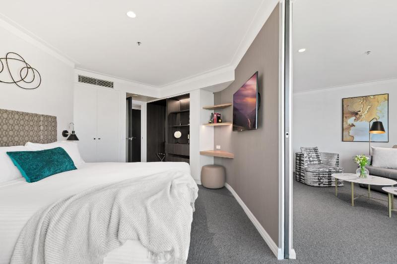 Deluxe One-Bedroom Apartment with Harbour View image 2