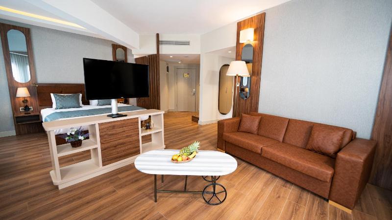 Suite with Bath Tub image 4