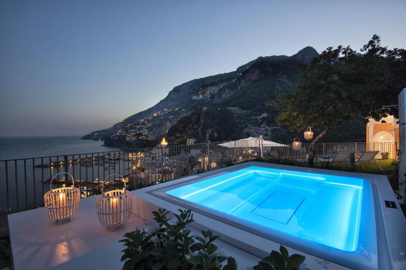 Deluxe Villa image 2