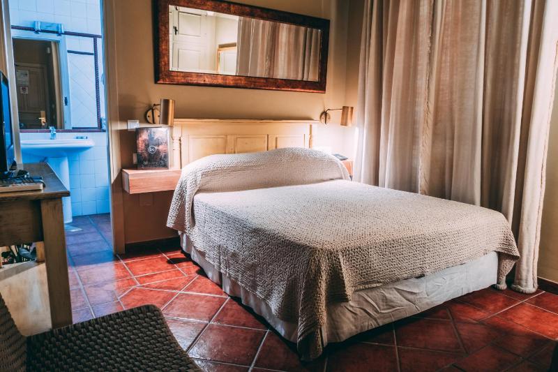 Classic Double Room image 3