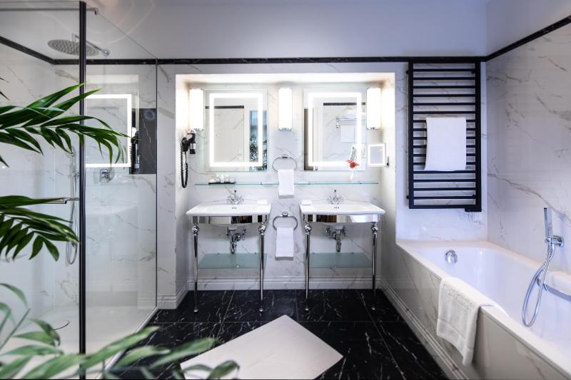 Luxury Suite image 4