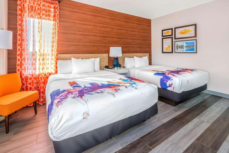 Queen Room with Two Queen Beds image 3