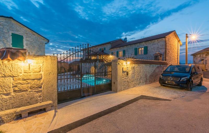 Deluxe Villa image 4