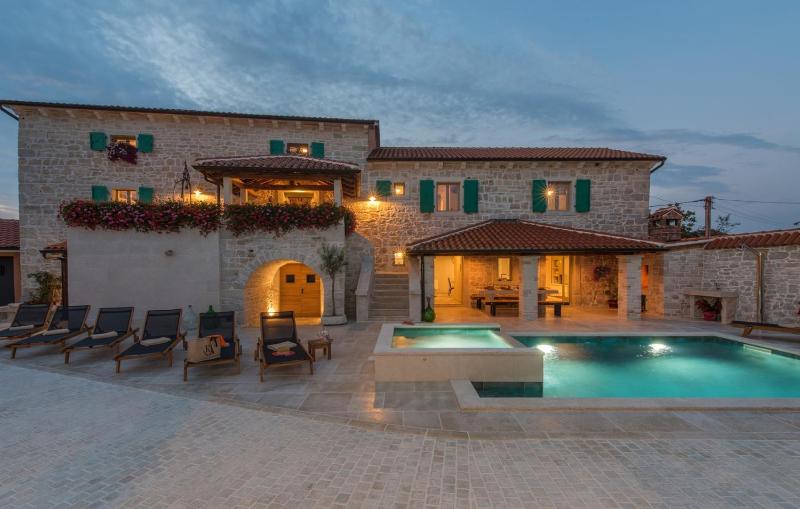 Deluxe Villa image 2