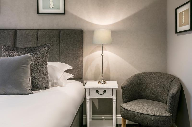 Deluxe King Room image 3