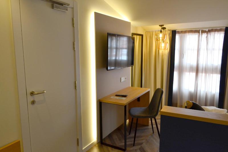 Single Room image 4