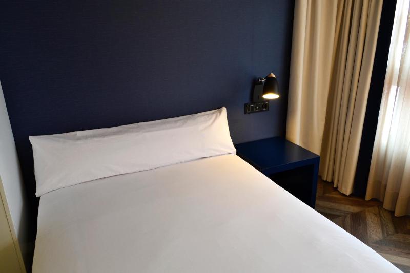 Standard Double Room image 4