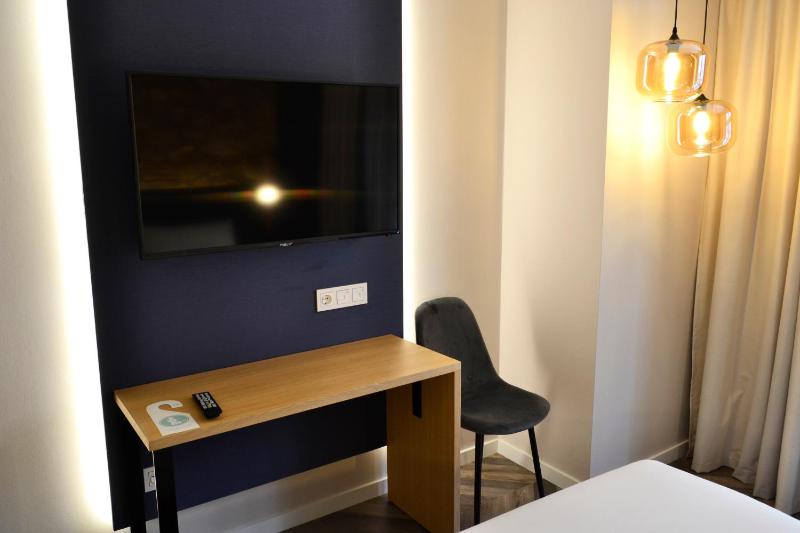 Double Room with Balcony image 4