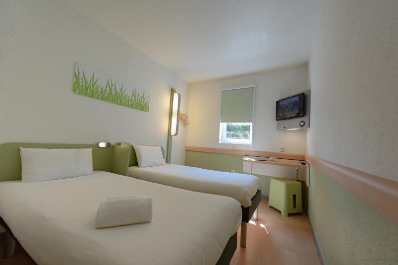 Twin Room image 2