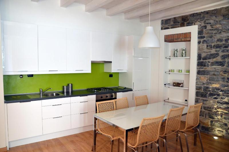 One-Bedroom Apartment image 4