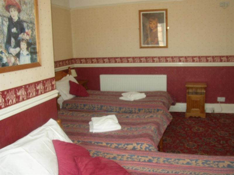 Standard Quadruple Room image 3