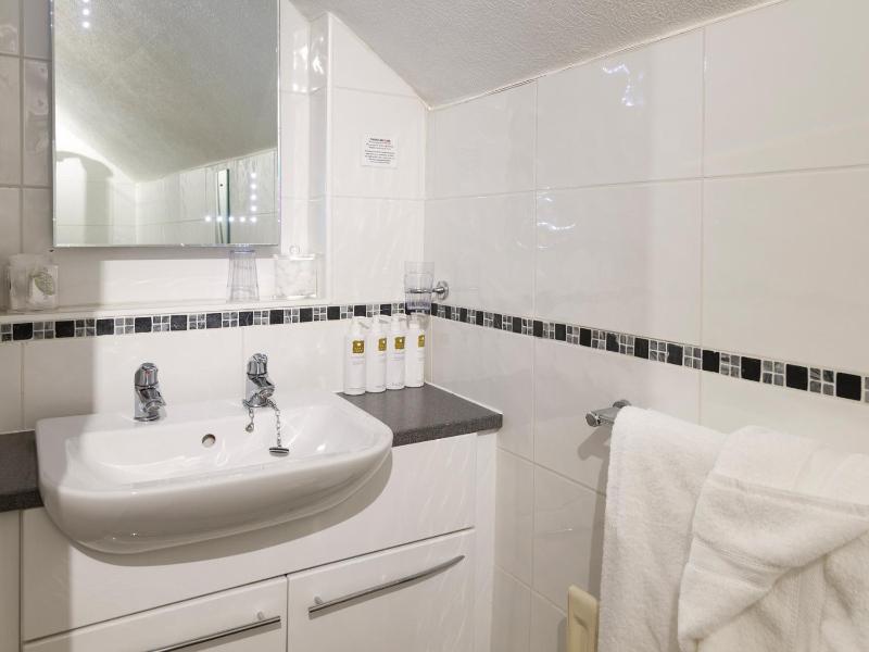 Single Room with Bath image 2
