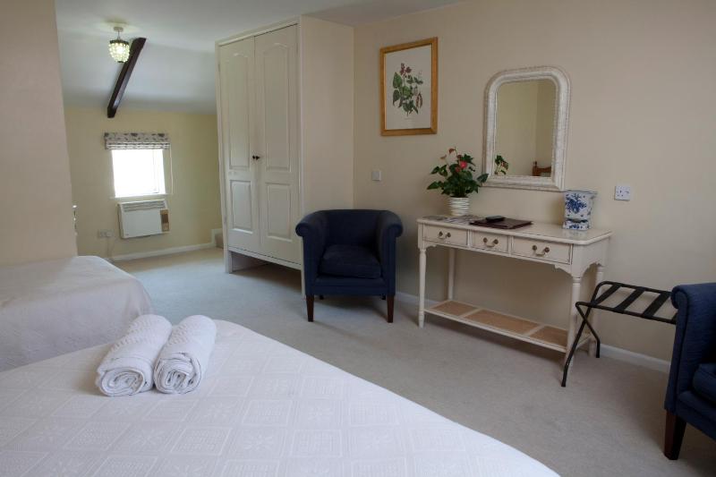 Family Room (2 Adults + 1 Child) image 3