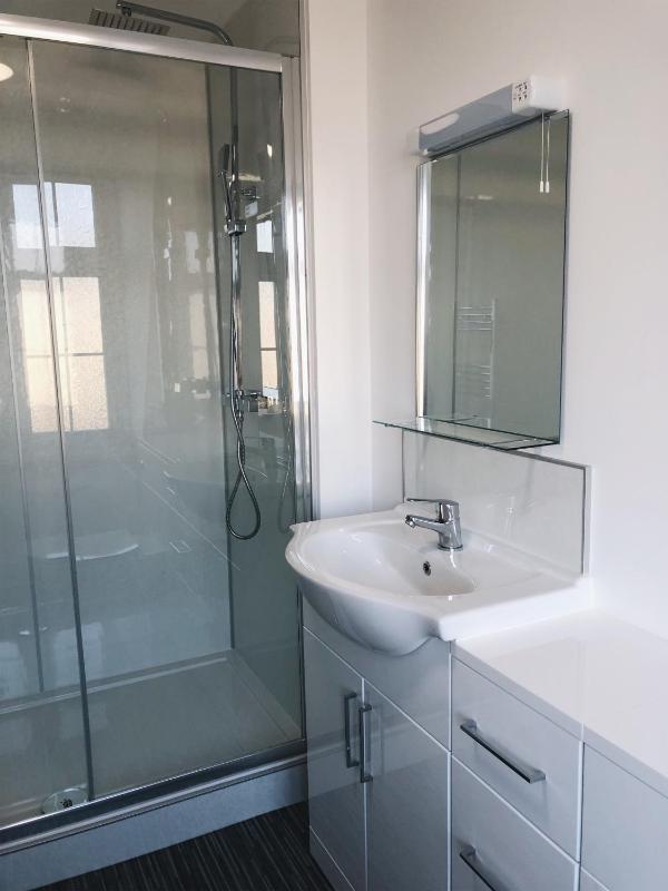 Single Room with Bathroom image 4