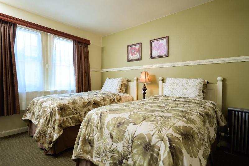 Street Facing Three Bed Family Room  image 3