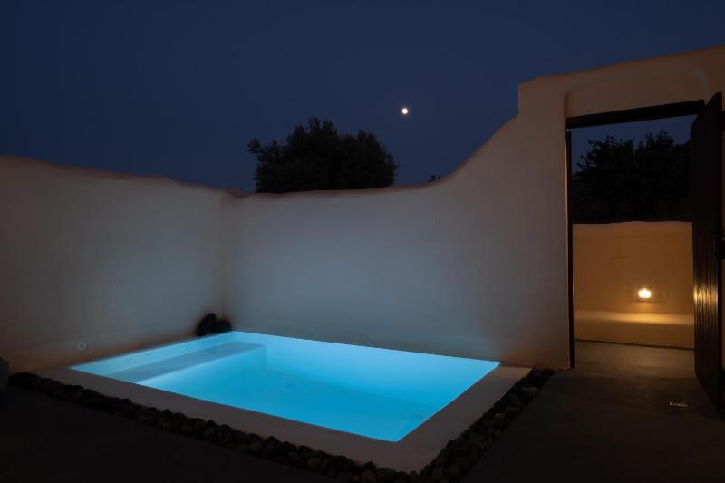 Suite with Private Pool and Indoor Jacuzzi image 3