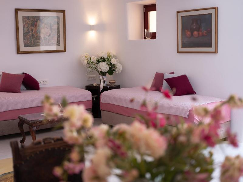 Suite with Private Pool and Indoor Jacuzzi image 2