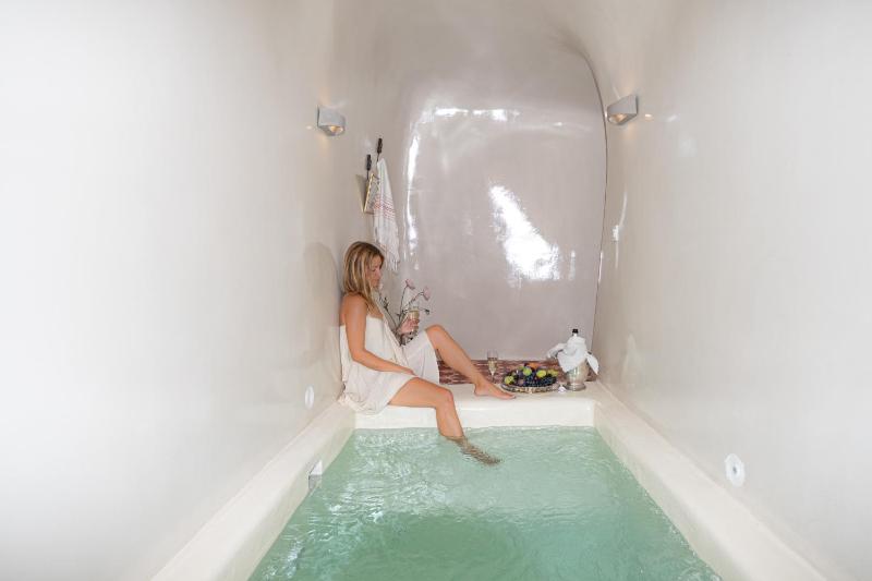 Suite with Private Pool and Indoor Jacuzzi image 4