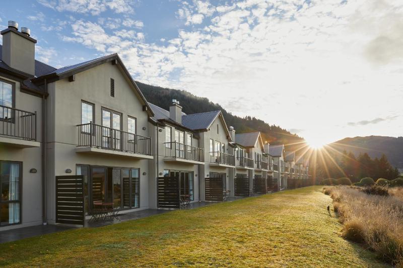 Three-Bedroom Villa with Lake View image 2