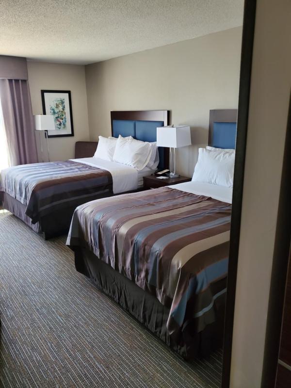 Queen Room with Two Queen Beds - Non-Smoking image 2
