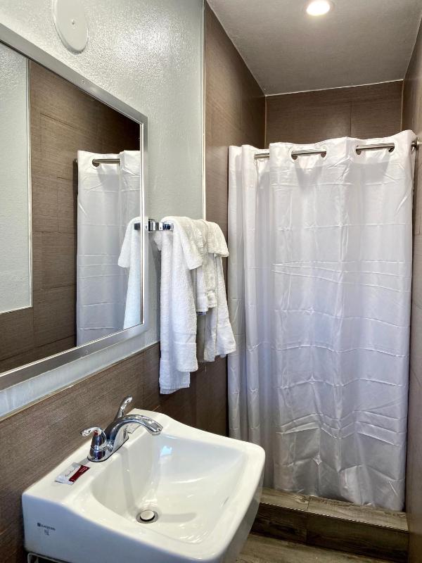 Queen Room image 2