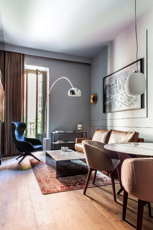 Junior Suite with Balcony and Square View image 3
