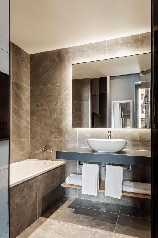 Junior Suite with Balcony and Square View image 3