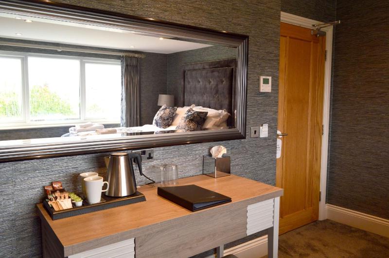 Deluxe King Room image 3