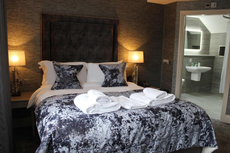 Deluxe King Room image 1