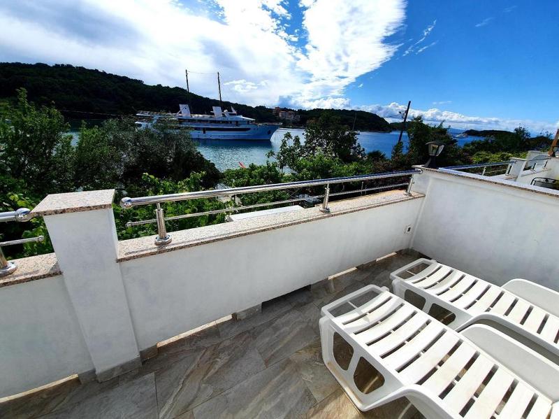 Double Room with Terrace and Sea View   image 2