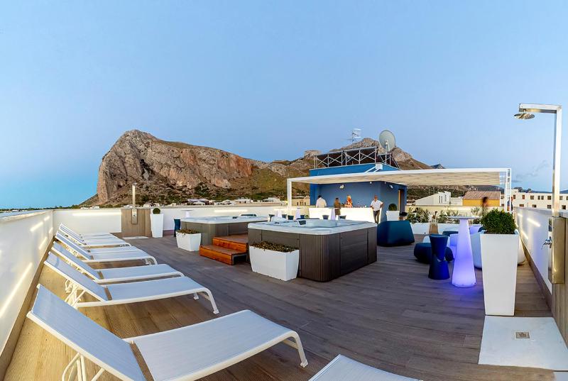 Sundeck Hotel - image 23