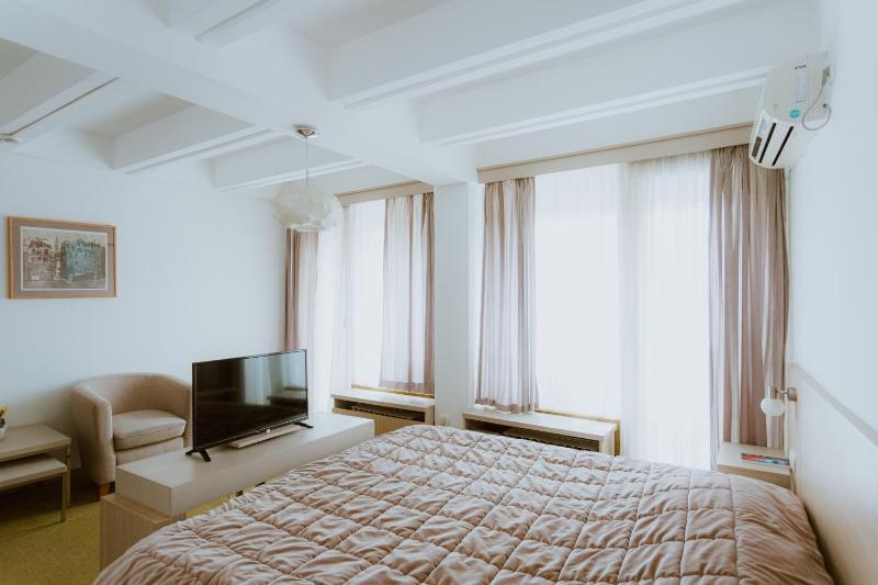 Deluxe Double Room image 2