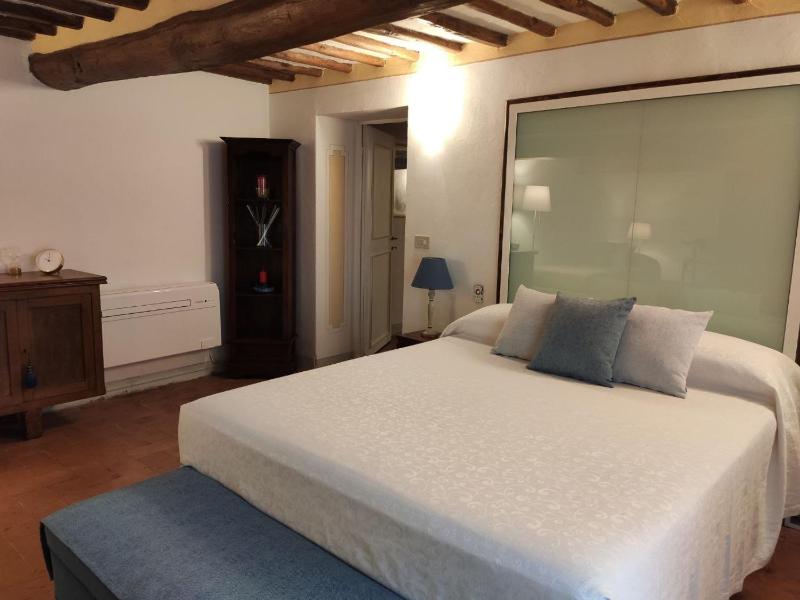 One-Bedroom Apartment image 2
