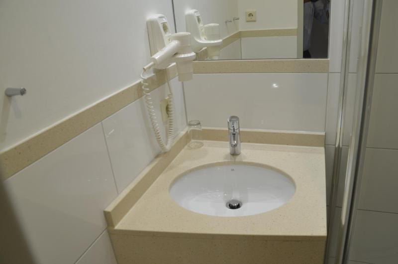 Single Room image 4