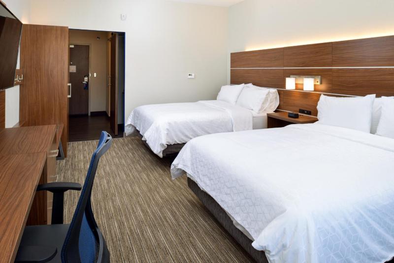 Standard Queen Room with Two Queen Beds image 3
