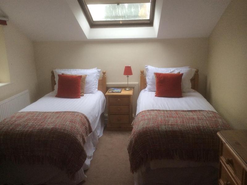 Twin Room with Private Bathroom image 1