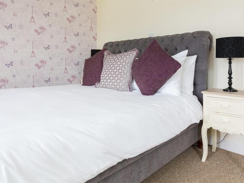 Standard King Room image 4