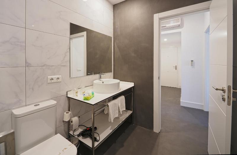 Double or Twin Room image 3