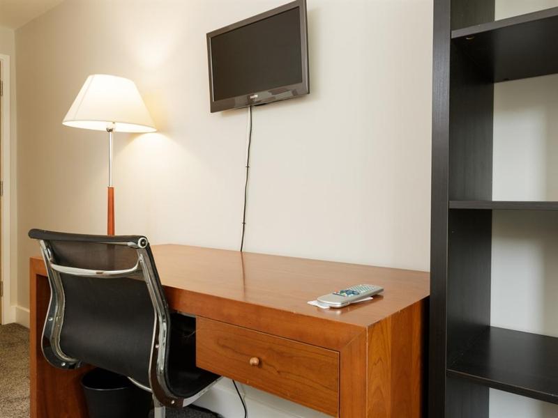 Superior King Room image 4