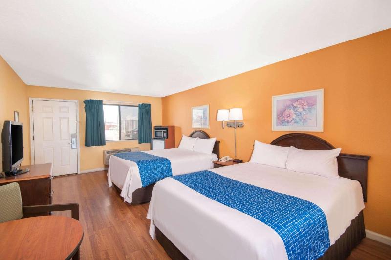 Queen Room with Two Queen Beds - Non-Smoking image 1