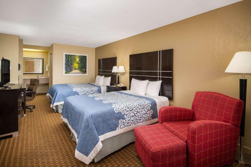 Queen Room with Two Queen Beds - Smoking image 4