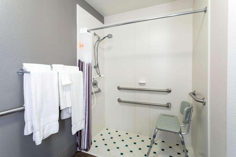 Double Room with View and Mobility/Hearing Impaired Access - Non-Smoking image 1