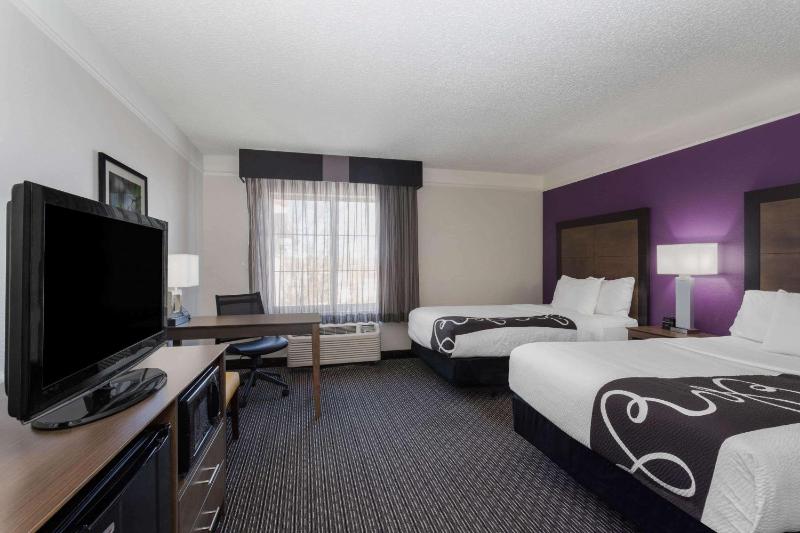 Deluxe Double Room with Two Double Beds image 2