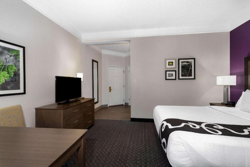 Deluxe King Room image 3