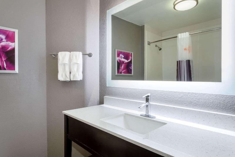 Deluxe Double Room with Two Double Beds image 4